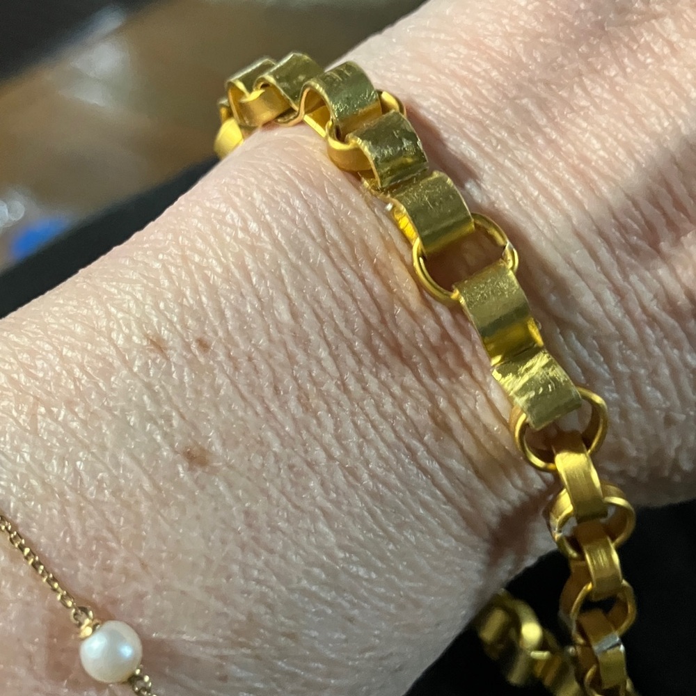 Elegant Gold tone Aluminum Bracelet